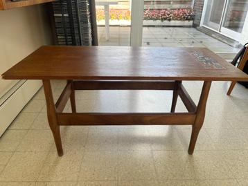 Vintage salontafeltje beschikbaar voor biedingen