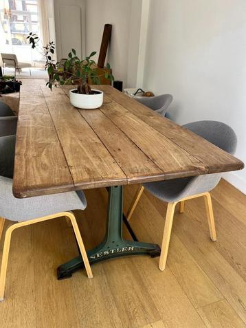 Authentieke industriële tafel (Nestler onderstel) beschikbaar voor biedingen
