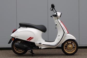 Piaggio Vespa Sprint 50cc Racing Sixties Édition limitée  disponible aux enchères