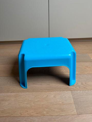 Blauw krukje voor kinderen beschikbaar voor biedingen