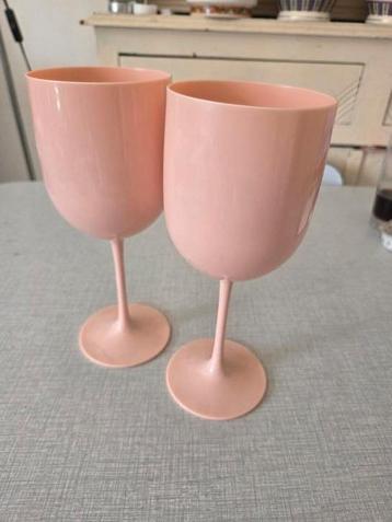 2 rose plastieken champagne coups. beschikbaar voor biedingen