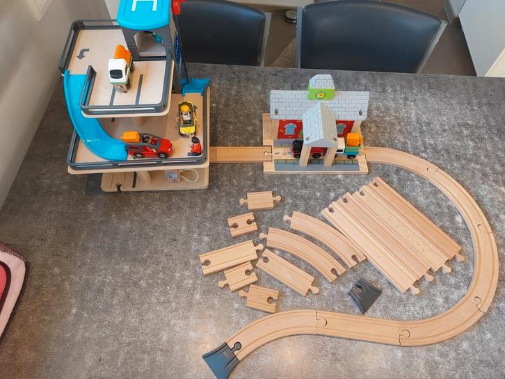 Houten treinspoor met station en parkeertoren, Kinderen en Baby's, Speelgoed | Houten speelgoed, Zo goed als nieuw, Ophalen