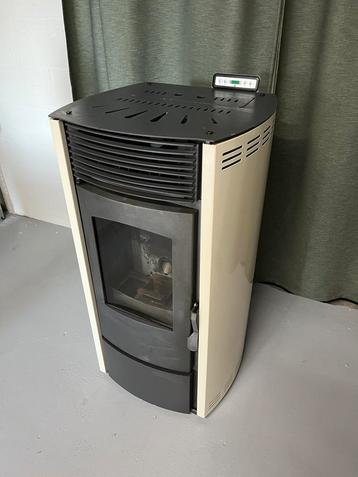 Mondena 12kw pelletkachel + rookgasafvoer beschikbaar voor biedingen
