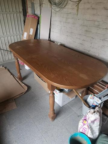 Robuuste tafel (185 cm) met 6 authentieke stoelen beschikbaar voor biedingen