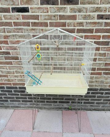 Vogelkooi op poten beschikbaar voor biedingen