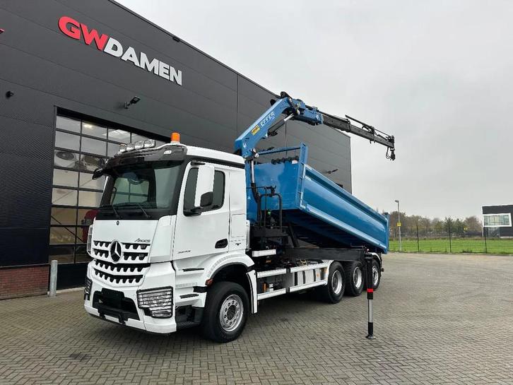 Mercedes-Benz Arocs 3243 8x4 Tridem Kipper/Kraan Euro 6, Auto's, Vrachtwagens, ABS, Achteruitrijcamera, Airconditioning, Centrale vergrendeling