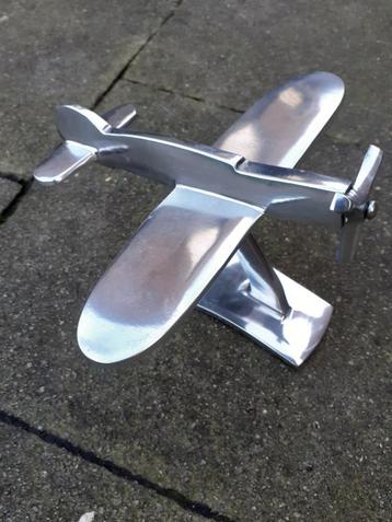 PRACHTIG VLIEGTUIG OP EEN BASIS VAN GEGOTEN ALUMINIUM. beschikbaar voor biedingen