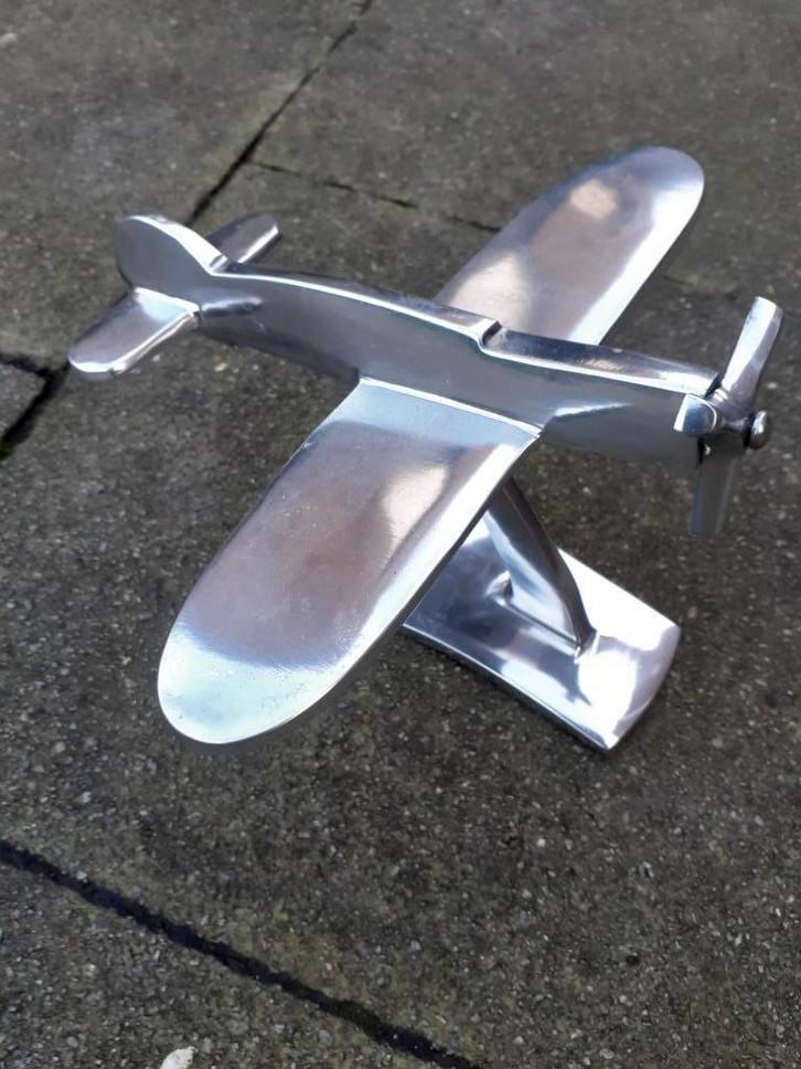 PRACHTIG VLIEGTUIG OP EEN BASIS VAN GEGOTEN ALUMINIUM., Verzamelen, Luchtvaart en Vliegtuigspotten, Zo goed als nieuw, Overige typen