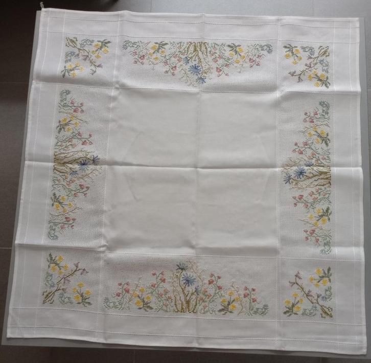 Tafelkleedje : veldbloemen, Huis en Inrichting, Tafelkleden, Nieuw, Vierkant, Ophalen of Verzenden