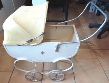 Oude poppenkinderwagen beschikbaar voor biedingen