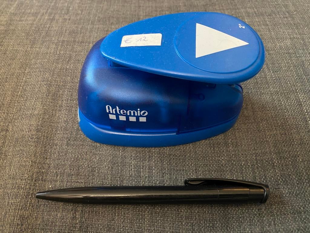 Grote figuurpons driehoek - merk Artemio, Hobby en Vrije tijd, Knutselen, Zo goed als nieuw, Ophalen