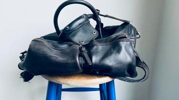 Lederen verzorgtas beschikbaar voor biedingen