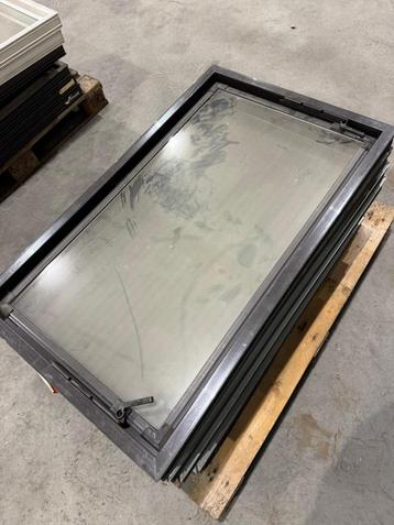 PVC kantelramen bruin en wit beschikbaar voor biedingen