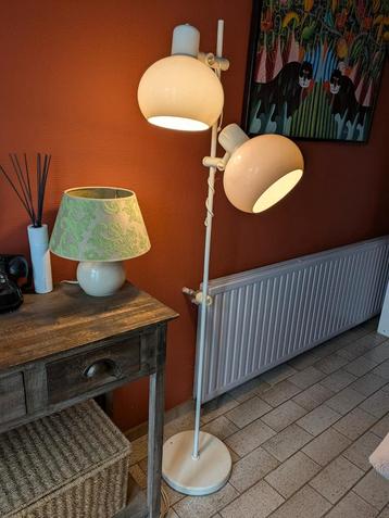 Retro vloerlamp beschikbaar voor biedingen