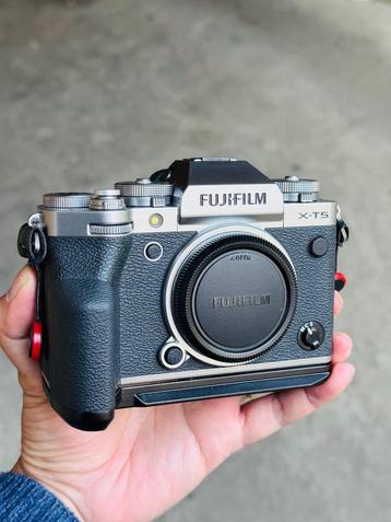 Fujifilm XT5 silver + Fujinon 16-80 F4 R WR beschikbaar voor biedingen