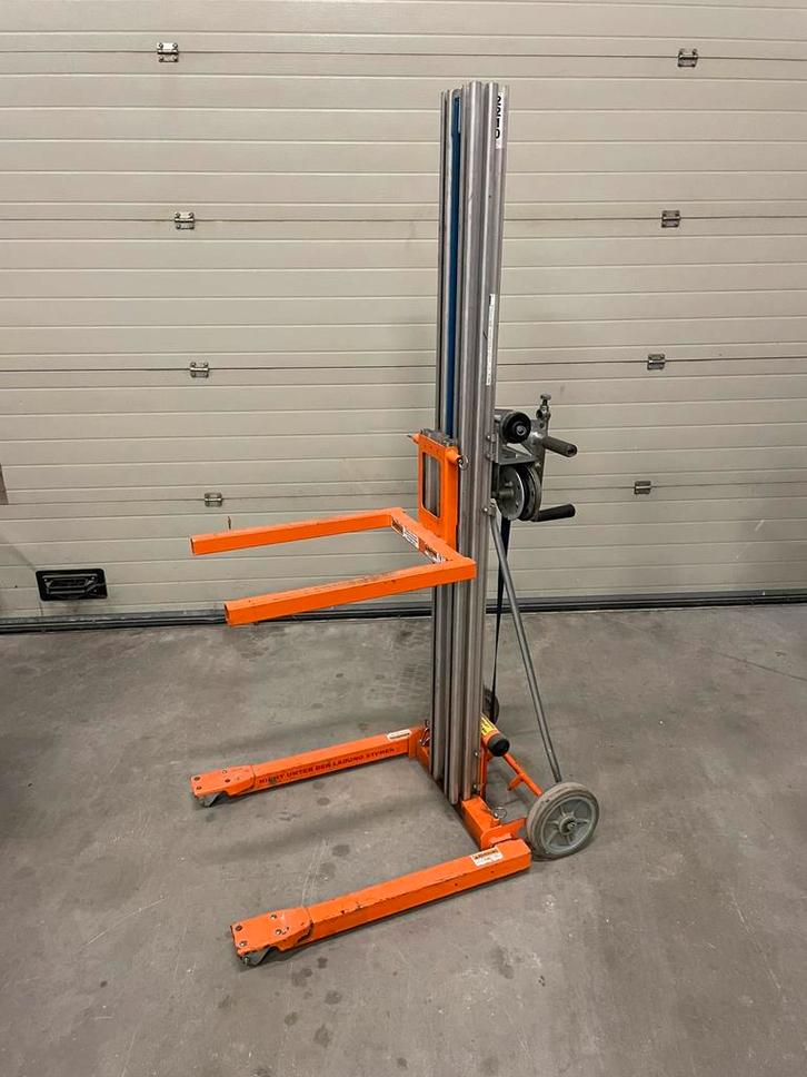 Sumner 2210 materiaallift, Zakelijke goederen, Machines en Bouw | Liften, Steigers en Ladders, Ophalen