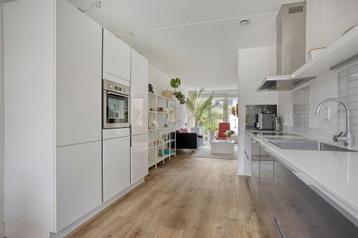 STRAKKE RECHTE HOOGGLANS GREEPLOOS KEUKEN MET KASTENWAND beschikbaar voor biedingen