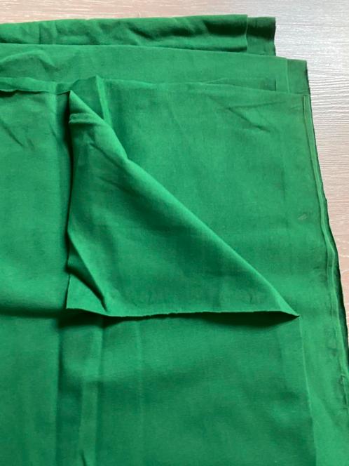 Tissu en polyester extensible vert, Hobby & Loisirs créatifs, Tissus & Chiffons, Comme neuf, Polyester, 120 cm ou plus, 200 cm ou plus