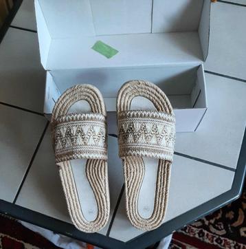  zomerslippers gekleurd maat 39 en wit /bruin voor de 2 paar beschikbaar voor biedingen