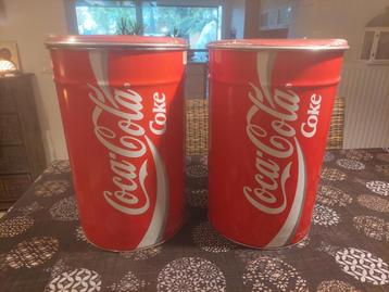 Twee Coca-Cola krukjes