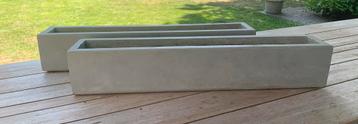 2 betonnen plantenbakken 80 cm breed, 14 cm diep, 14 cm hoog beschikbaar voor biedingen