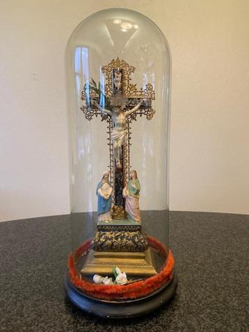 Glazen stolp met kruisbeeld beschikbaar voor biedingen