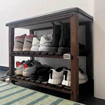 Étagère à chaussures en bois noir et marron avec chaise