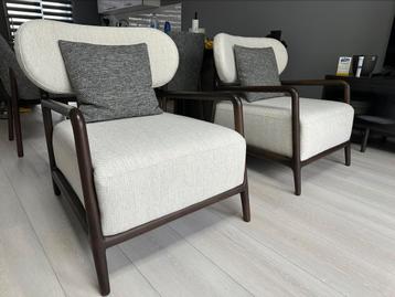 Fauteuil met houten poten nieuwe 2 stuck beschikbaar voor biedingen