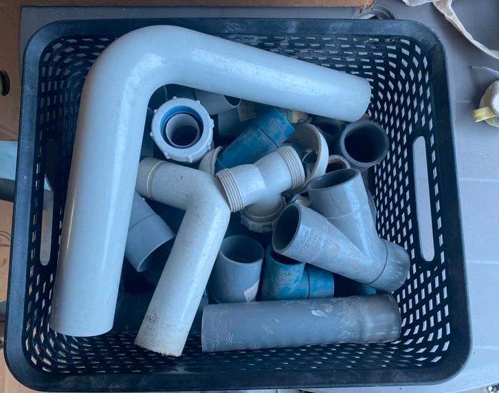 Panier avec tuyaux et raccords en PVC et en métal, Bricolage & Construction, Sanitaire, Utilisé, Enlèvement