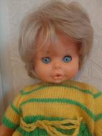 Vintage slaapogen pop met gebreid setje – jaren 70, Ophalen of Verzenden, Gebruikt, Pop
