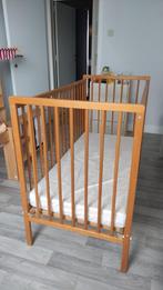 lit bébé avec matelas, Enfants & Bébés, Sommier à lattes, Moins de 140 cm, Enlèvement, Utilisé