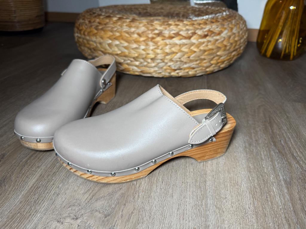 Sabots Maje - taille 40 - cuir gris - semelle en bois, Vêtements | Femmes, Chaussures, Comme neuf, Sandales et Mûles, Gris, Enlèvement