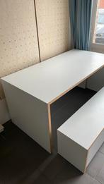 Stevige tafel met twee zitbanken. 80x160 cm, 50 tot 100 cm, 150 tot 200 cm, Modern, Rechthoekig