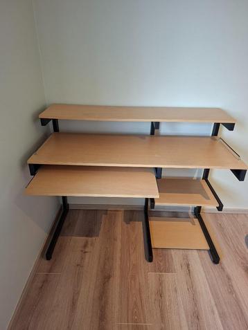 Computertafel/bureau met uitschuifbaar blad beschikbaar voor biedingen