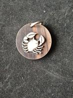 Mooi horoscoop hangertje kreeft in zilver en een houten plaa, Handtassen en Accessoires, Bedels, Ophalen, Zilver