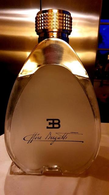 Gigantische Bugatti-parfum dummy. Factice Parfum Fles. De Fa