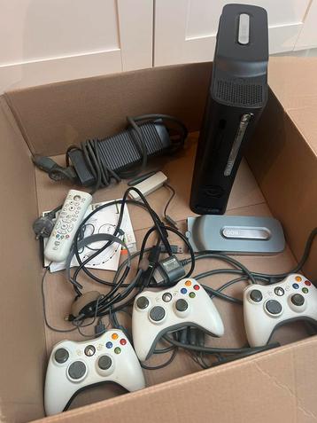 Xbox 360 + tal van toebehoren beschikbaar voor biedingen