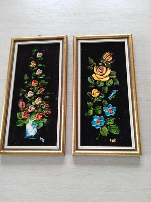 2 vintage houten kaders met geschilderde bloemen op fluweel, Huis en Inrichting, Woonaccessoires | Schilderijen, Tekeningen en Foto's