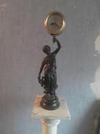 horloge en bronze sur pile +- 55 cm de haut, Enlèvement ou Envoi