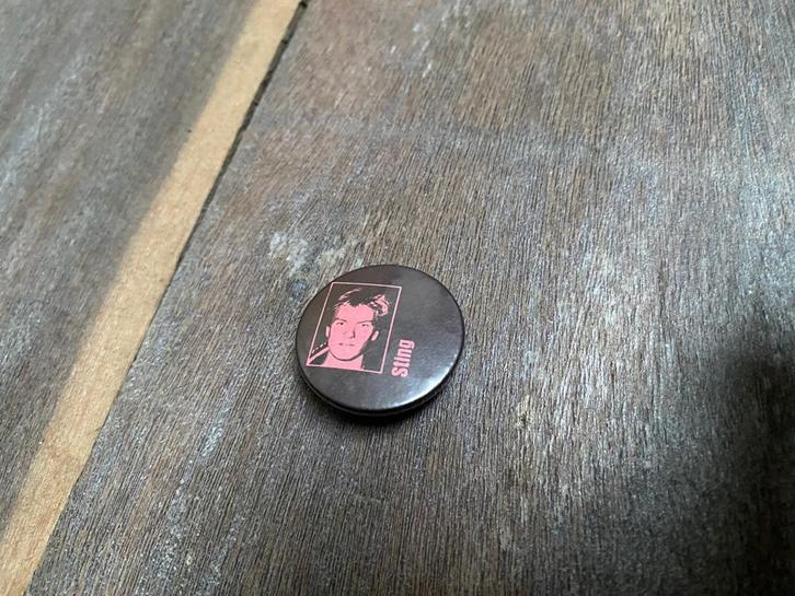 Sting The Police mini badge  25mm vintage ’70s Original US, Collections, Musique, Artistes & Célébrités, Utilisé, Autres types