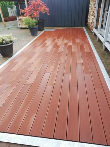 PLANCHES DE TERRASSE EN COMPOSITE MARRON disponible aux enchères