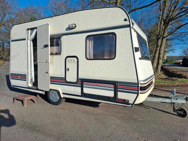 Belle caravane Büstner d'un poids de 750 kg, Caravanes & Camping, Caravanes, Particulier, Poêle, Fenêtres ouvrantes, Enlèvement