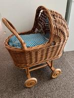 Rieten poppenwagen met beddengoed, Kinderen en Baby's, Speelgoed | Poppen, Ophalen, Zo goed als nieuw