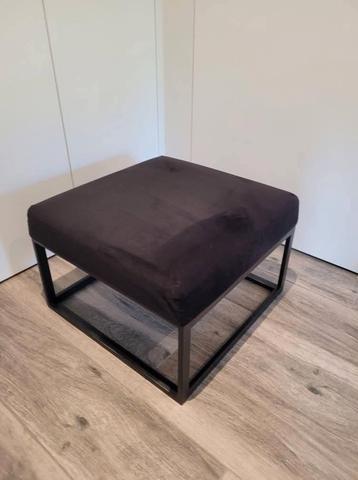 Zwart zit- en voetenbankje

Afmetingen 38x60x60cm beschikbaar voor biedingen