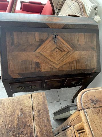 secretaire beschikbaar voor biedingen