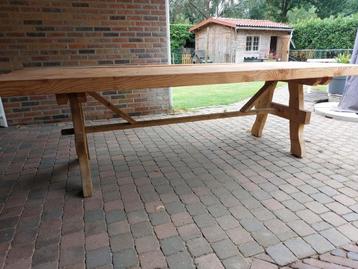 Mooie Douglas tuintafel beschikbaar voor biedingen
