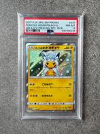 🌟Poncho Wearing Pikachu 🌟 Alolan Vulpix -PSA8-, Hobby en Vrije tijd, Ophalen, Nieuw