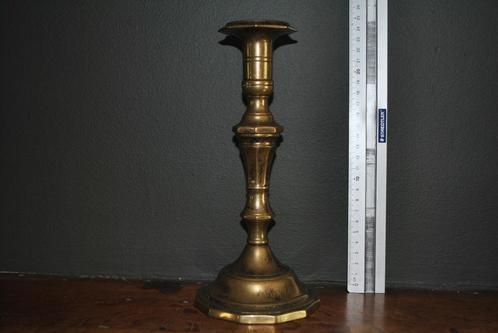 Kandelaar in antieke neogotische stijl in koper of verguld, Antiek en Kunst, Antiek | Kandelaars, Koper of Brons, Ophalen of Verzenden