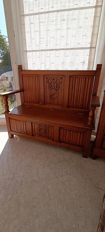 Kofferbank in eik met bergruimte beschikbaar voor biedingen