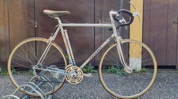 Retro Peugeot koersfiets beschikbaar voor biedingen